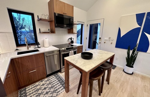 Phinney Ridge Apartment | Greenwood Getaway - Modern and New, Walk to Shops