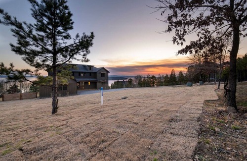 Drasco House | Greers Ferry Lake 4-bedroom house nsleeps 12- Breathtaking SUNSETS -Golf Course