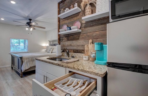 Higden Cabin | Greers Ferry Lakefront Getaway - easy lake access