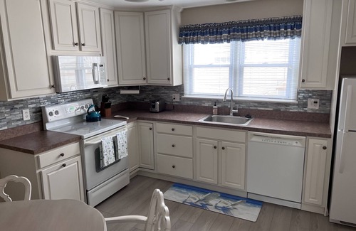 Gardens Apartment | "Greetings from Asbury" nO.C. Gardens - 2 BR 2 Bath nSunny Corner Breezes