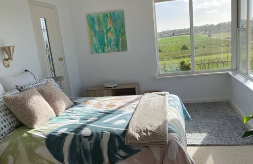Stanley Flat House | Grenache House - Beautiful vineyard views, only 5 minutes drive from Clare.
