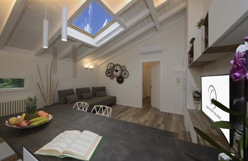 San Pietro in Casale Apartment | Grenier Blanc - Elegante mansarda