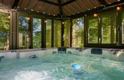 Pointe-au-Chene Ski Chalet | Grenville Gem: Luxury Chalet,Pool & Jacuzzi Oasis
