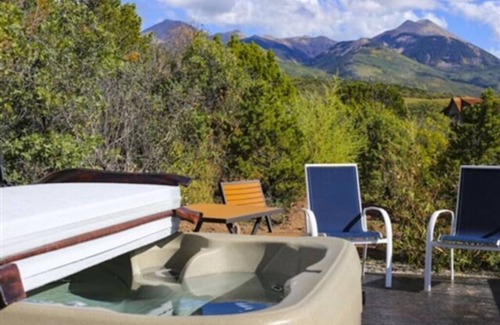 Moab Cabin | Grey Dawn Cabin @ Whispering Oaks, 20 miles from Moab!