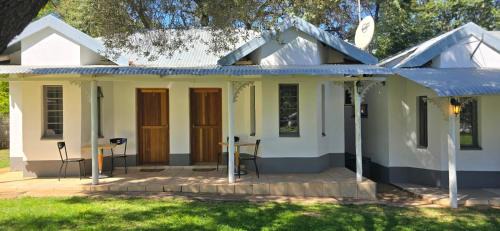 Zeerust House | Grey lourie Guesthouse