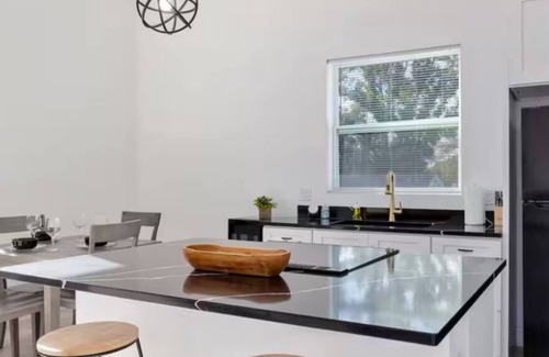 Taft House | Grey Lux 1-bedroom house in fabulous Orlando with WiFi, AC Disney Universal MCO