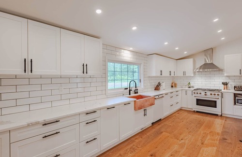 Sharbot Lake House | Grey Owl - Bright 5 Bedroom Cottage