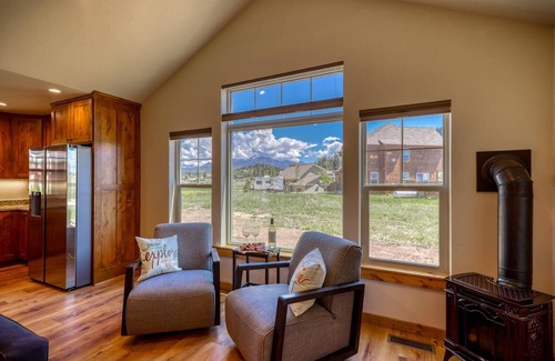 Pagosa Highlands House | Grey Rock Cottage: Hot Tub, Pet-Friendly, Mountain Views, Near Lake and San Juan National Forest!