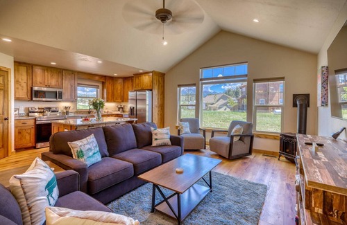 Pagosa Highlands House | Grey Rock Cottage: Hot Tub, Pet-Friendly, Mountain Views, Near Lake and San Juan National Forest!
