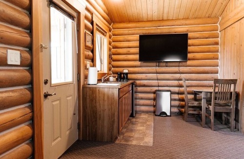 Bozeman Cabin | Grey Wolf Cabin #6 at Gallatin Canyon Cabins