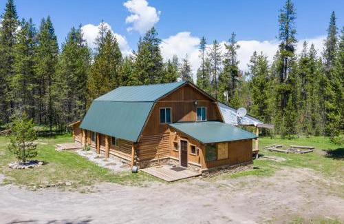 Island Park House | Grey Wolf Retreat by KABINO Sleeps 20 Commercial Kitchen Fire Pit WiFi Bunk Beds