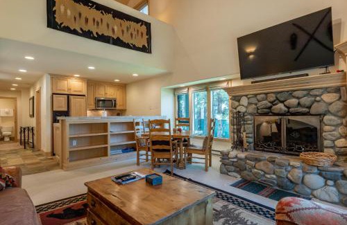 Warm Springs House | Greyhawk Condo 07