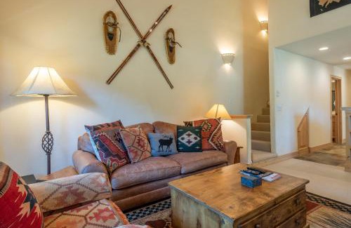 Warm Springs House | Greyhawk Condo 07