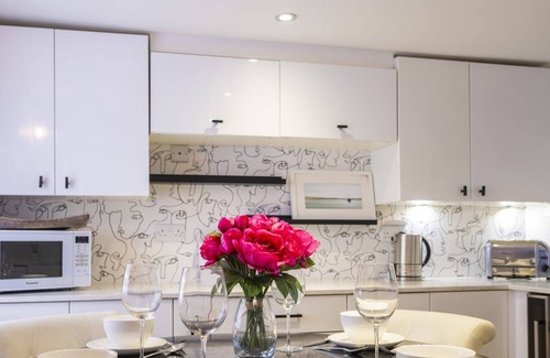 Henley House | Greys View Cottage - Cosy 2 Bedroom Retreat