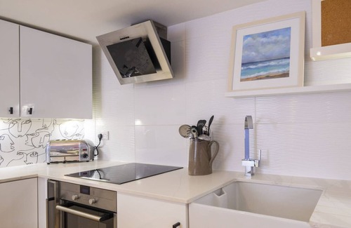 Henley House | Greys View Cottage - Cosy 2 Bedroom Retreat