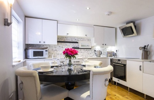 Henley House | Greys View Cottage - Cosy 2 Bedroom Retreat