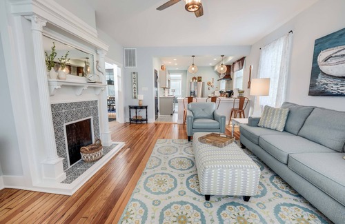 Issue House | Greystone Manor - Magnificent! Sleeps 10 Center of Town