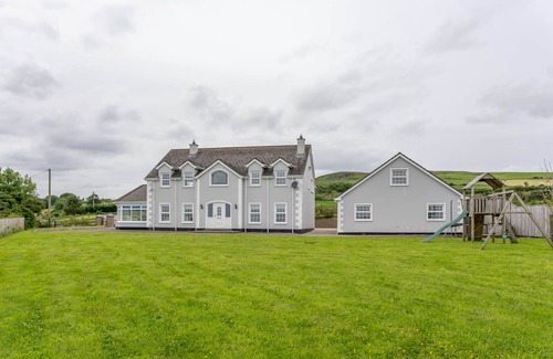 Coolbeg Cross House | Grianan Luxury Lodge by Wild Atlantic Wanderer