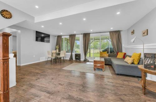 Kawartha Lakes House | Grill and Chill 4BR Bayside Sunroom Oasis