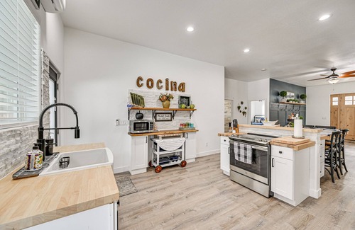 Munds Park House | Grill & Patio: Charming Cabin in Munds Park
