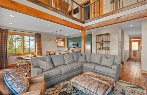 Banner Elk Cabin | Grin'Inn Bear It at Eagles Nest - Village home with views, 2 king beds