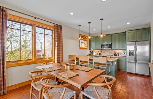 Banner Elk Cabin | Grin'Inn Bear It at Eagles Nest - Village home with views, 2 king beds