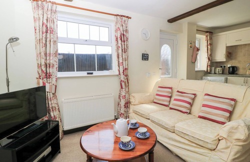 Bedchester Cottage | GRIST MILL COTTAGE, pet friendly, with open fire in Fontmell Magna