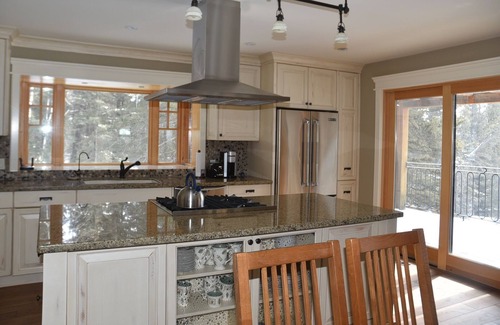 Priddis House | Grizzly Bear Cottage - Entire Luxury Guest House 15 Min SW of Calgary