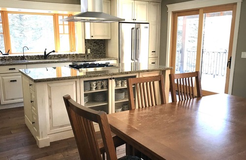 Priddis House | Grizzly Bear Cottage - Entire Luxury Guest House 15 Min SW of Calgary