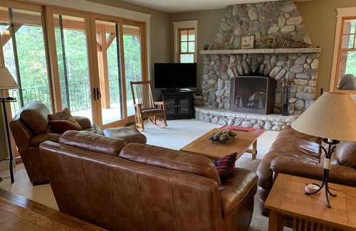 Priddis House | Grizzly Bear Cottage - Entire Luxury Guest House 15 Min SW of Calgary