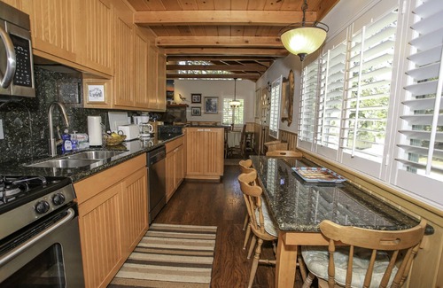 Moonridge House | Grizzly Bear - Cozy 1 Bedroom, Couples, Hot Tub, Fenced Yard
