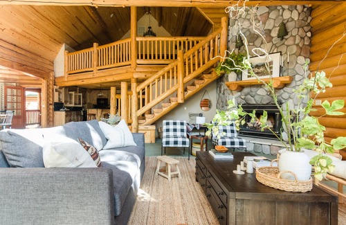 Summit Estates Cabin | Grizzly by AvantStay | Rustic Big Bear Cabin w/Hot Tub & Pool Table