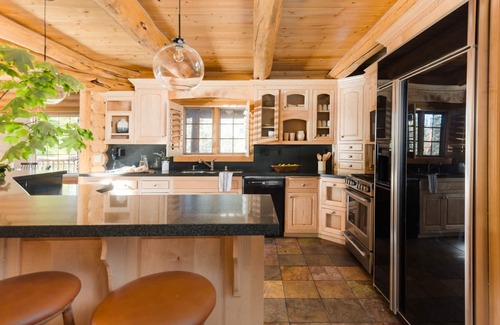 Summit Estates Cabin | Grizzly by AvantStay | Rustic Big Bear Cabin w/Hot Tub & Pool Table