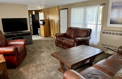 Whitefish House | Grizzly Den ~ Less than 15 minutes to Glacier National Park!