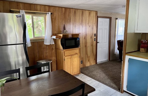 Whitefish House | Grizzly Den ~ Less than 15 minutes to Glacier National Park!