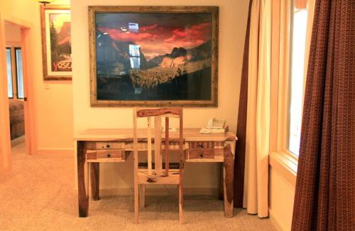 North Wawona House | Grizzly Giant