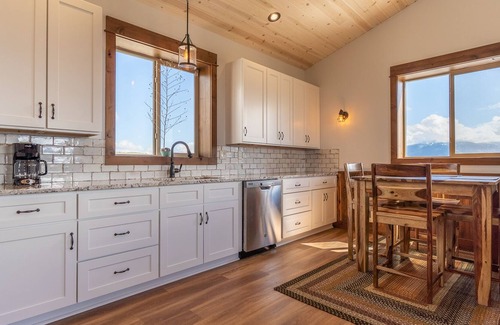 Emigrant House | Grizzly suite 25 Caspari Way UR