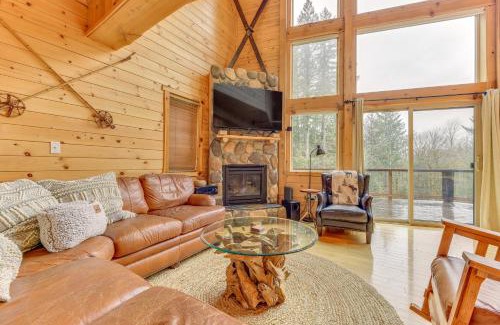 Packwood House | Grizzly Tower Packwood Cabin with Hot Tub!