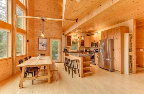 Packwood House | Grizzly Tower Packwood Cabin with Hot Tub!