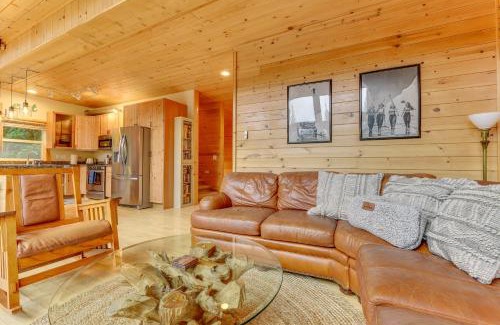 Packwood House | Grizzly Tower Packwood Cabin with Hot Tub!