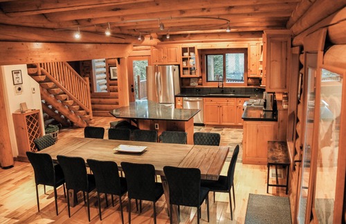 Golden Ski Chalet | GrizzPaw Lodge 5 Bedroom Sleeps 14 People, Kicking Horse Mountain Resort