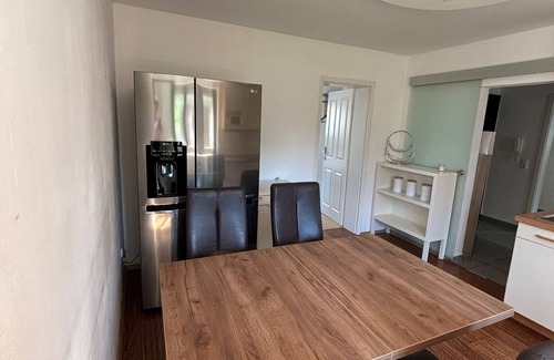 Obermenzing Apartment | Große Ferienwohnung mit Privatem Garten Neben Erholungsgebiet Schloss Blutenburg