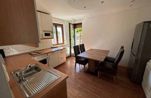 Obermenzing Apartment | Große Ferienwohnung mit Privatem Garten Neben Erholungsgebiet Schloss Blutenburg