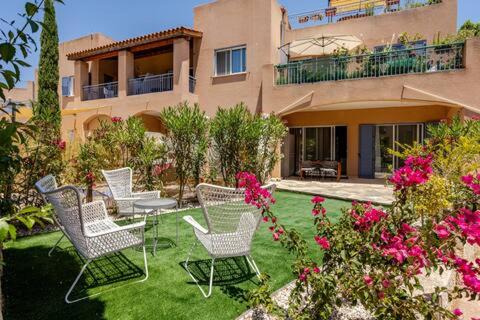 Mandria Apartment | Großes Apartment in idyllischer Anlage, strandnah in Mandria, Paphos