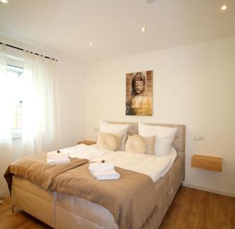 Kulmbach Apartment | Großes Apartment mit Küche, Dusche, Badewanne, Balkon, Parkplatz vor dem Haus, ruhig gelegen, ADA4