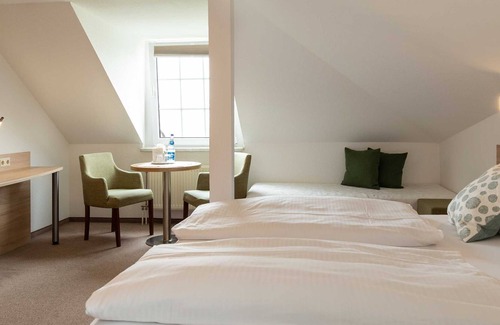 Neuensien Apartment | Großes Doppelzimmer mit Seeblick III - Ferienzimmer und -wohnungen mit Seeblick