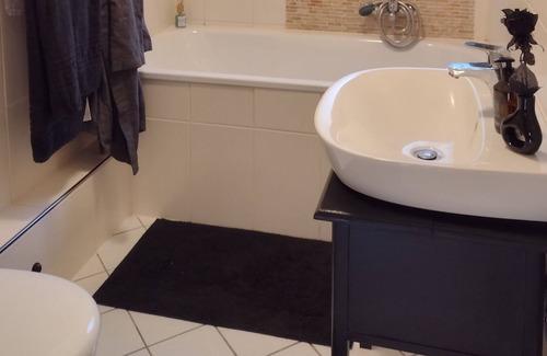 Porta Westfalica Apartment | Großzügige 40 qm Appartement mit Balkon, Direkt Unter Fernsehturm. Jakobsberg