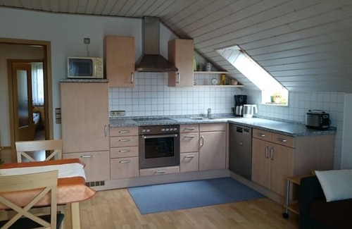 Ellzee Apartment | Großzügige Ferienwohnung (80qm) mit Garten und WLAN