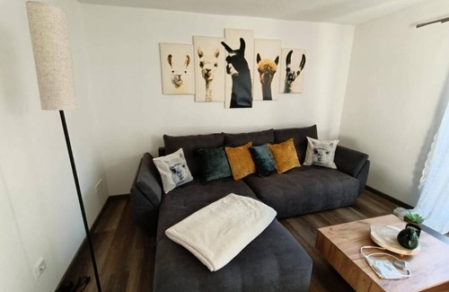 Waldershof Apartment | Großzügige Moderne Ferienwohnung am Alpakahof. Kinderfreundlich