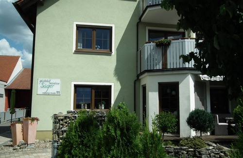 Nordheim a. Main Apartment | Großzügiges Ferien-Appartement mit Galerie und Dachterrasse